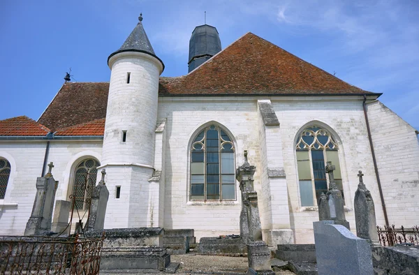 Het kerkhof en de middeleeuwse kerk — Stockfoto