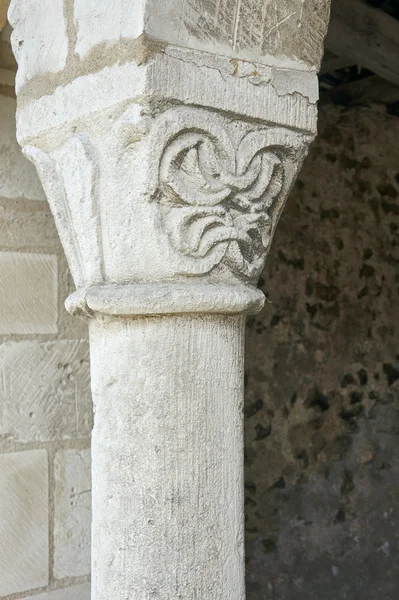 Een stenen pijler in de middeleeuwse kerk — Stockfoto