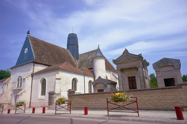 Het kerkhof en de middeleeuwse kerk — Stockfoto