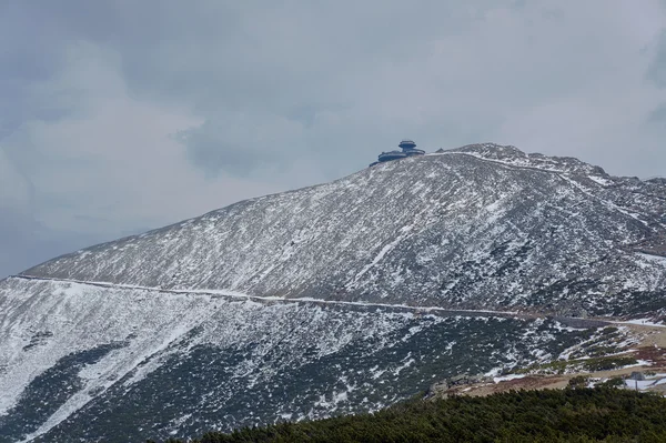Cubierta de nieve ladera de la montaña y refugio —  Fotos de Stock