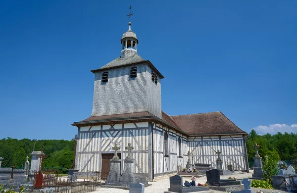 Hřbitov a středověký kostel — Stock fotografie