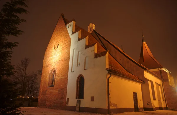 Gotische kerk in de nacht — Stockfoto