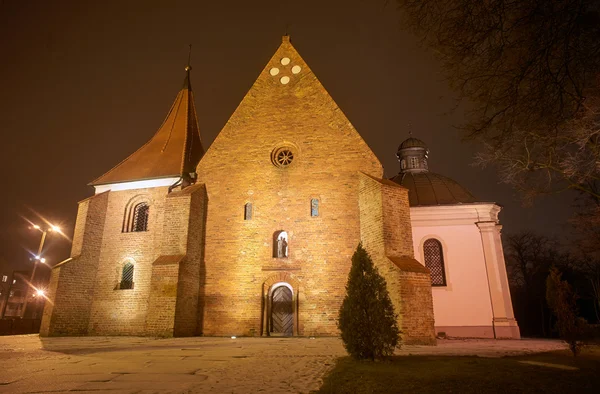 Gotische kerk in de nacht — Stockfoto