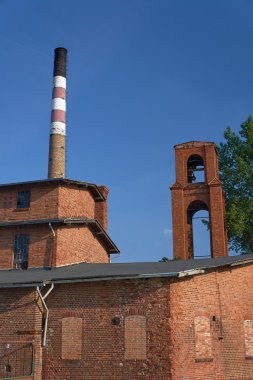 Eski, tuğla damıtım Bacada