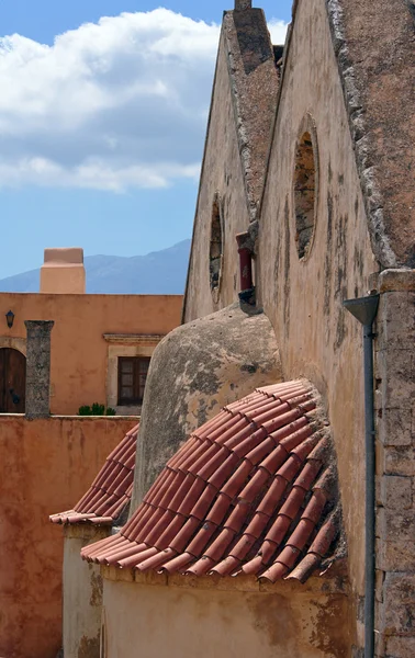 Wand en de ramen van het orthodoxe klooster — Stockfoto