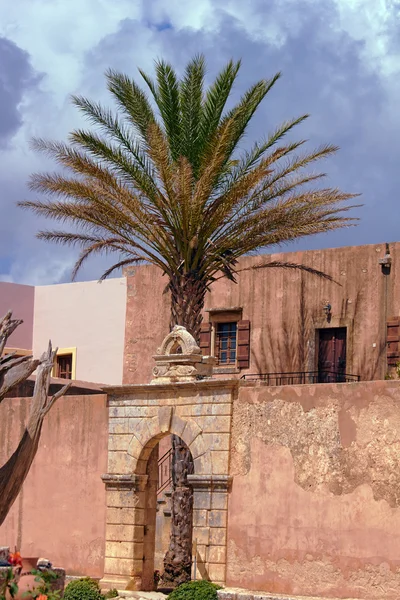 Palmboom in de binnenplaats van een orthodoxe klooster — Stockfoto