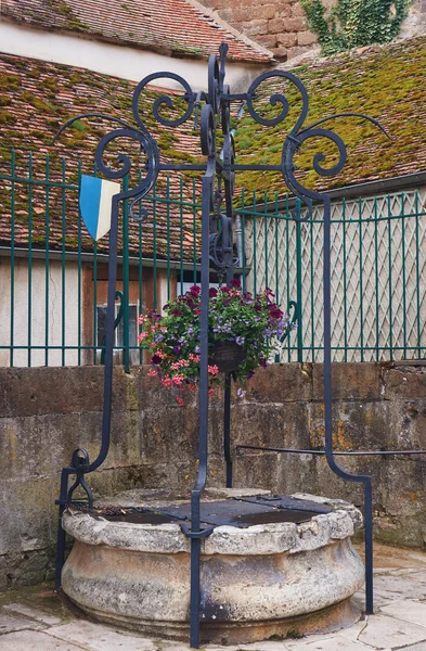 Mittelalterlicher Steinbrunnen — Stockfoto