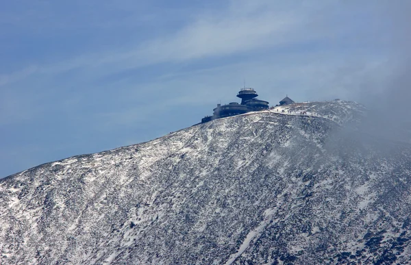 Declive de montanha coberta de neve e abrigo — Fotografia de Stock