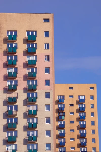 De façade van een residentiële hoogbouw gebouw — Stockfoto