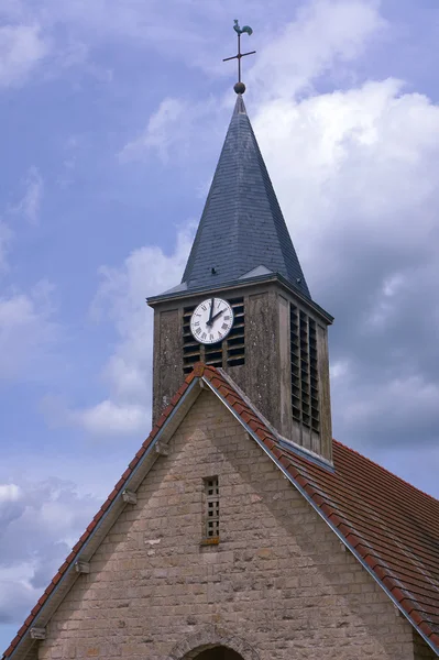 Klokkentoren van de middeleeuwse kerk — Stockfoto
