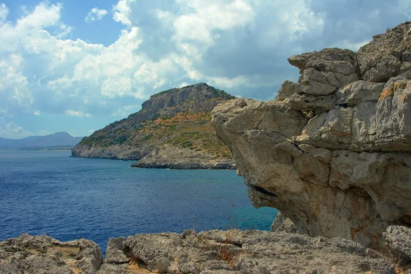 Stenig klippa vid kanten av Medelhavet — Stockfoto