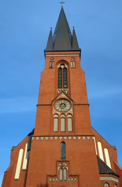 Kyrkan av rött tegel tornet — Stockfoto