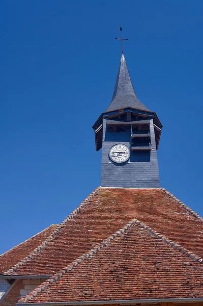 Башня с часами в средневековом приходе — стоковое фото