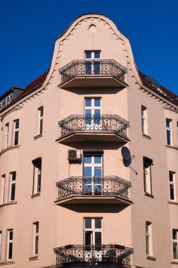 Balkon binanın cephesinde