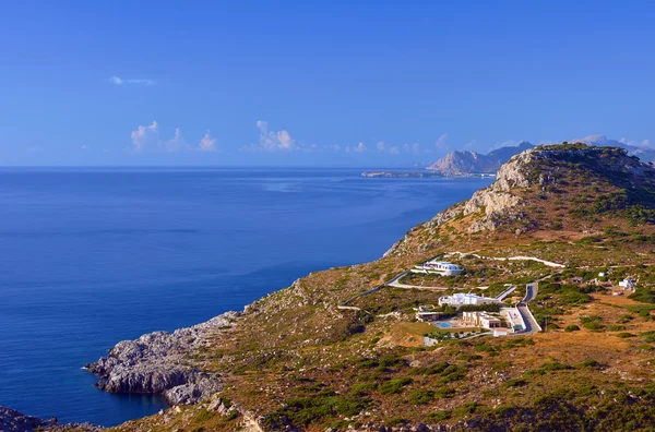 Hus i bergen vid stranden av Medelhavet — Stockfoto