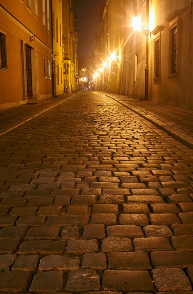 Eski şehrin gece Arnavut kaldırımlı sokakta — Stok fotoğraf