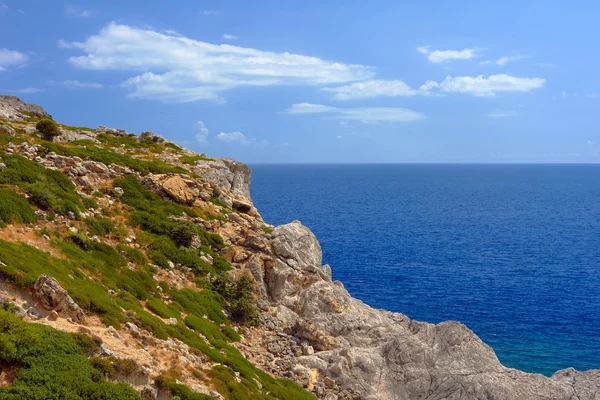Acantilado rocoso en la orilla del mar Mediterráneo —  Fotos de Stock