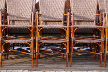 Terasta hasır sandalyeleri