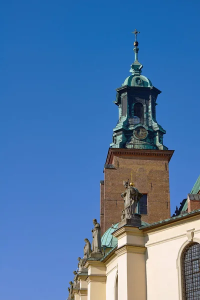 Tornet och statyer på basilikan i ärkestiftet — Stockfoto