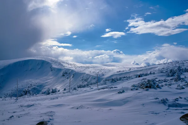 Enterrado en la nieve sendero — Foto de Stock