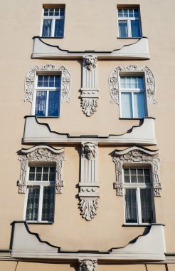 Art Nouveau binasının cephe üstünde pencere eşiği