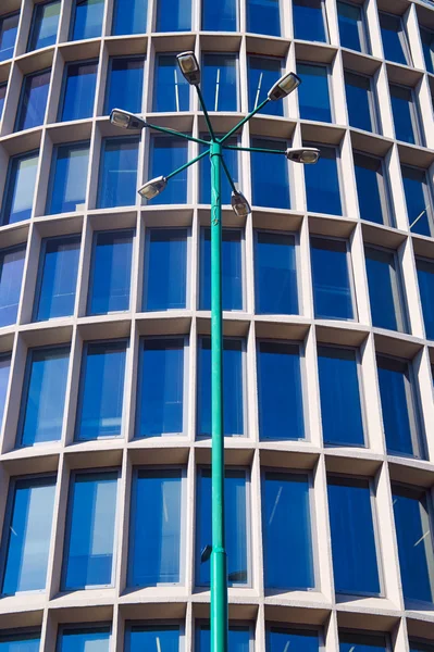 Lampione e finestre della facciata dell'edificio modernista — Foto Stock