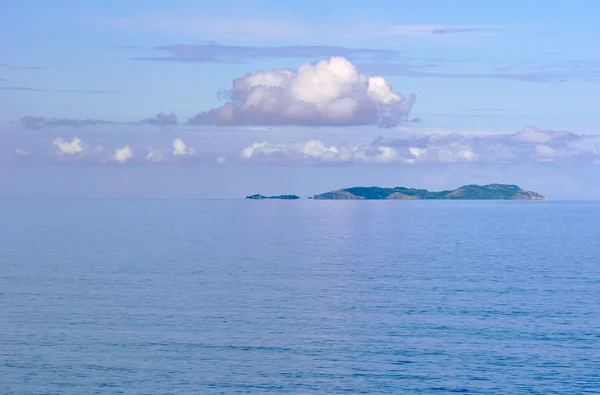 Molnig himmel och ön i Medelhavet — Stockfoto