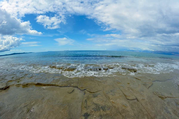 Rocce sulla spiaggia sull'isola di Corfù in Grecia — Foto Stock