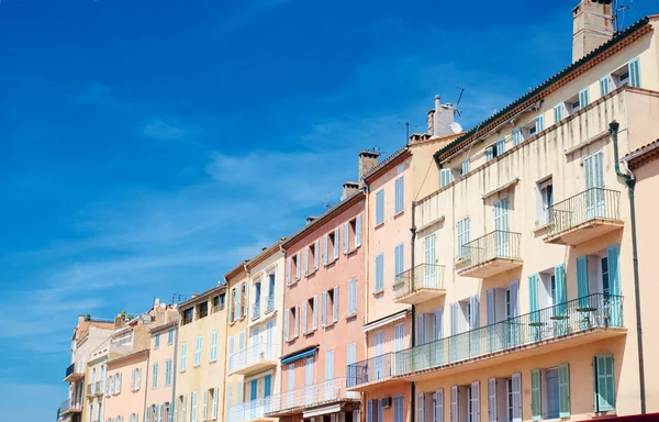 Tenement case nel porto di Saint-Tropez — Foto Stock