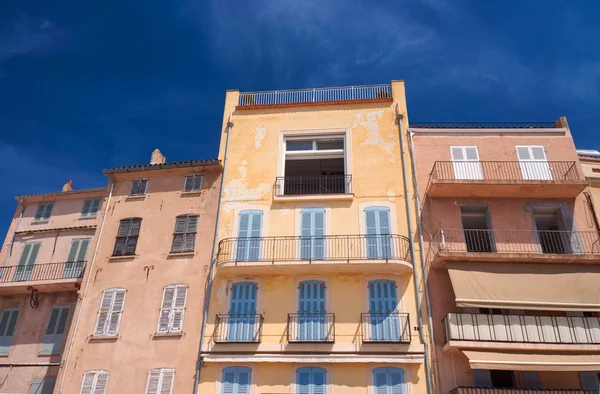 Tenement case nel porto di Saint-Tropez — Foto Stock