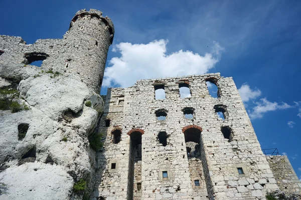 Башня разрушенного замка — стоковое фото