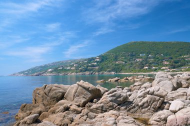 Kayalar ve taşlar Akdeniz kıyısında