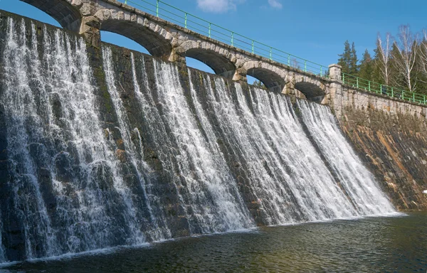 The dam and waterfall on the river Lomnica — Stock Photo, Image