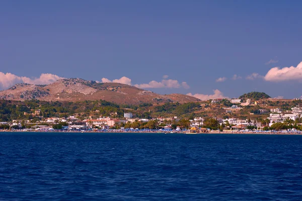 La ciudad y la playa en la bahía — Foto de Stock