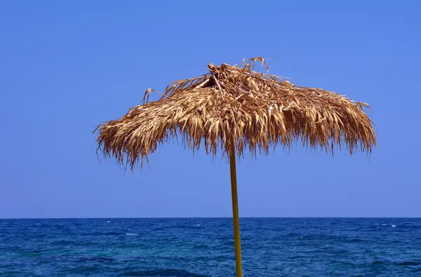 Sombrilla junto al mar —  Fotos de Stock