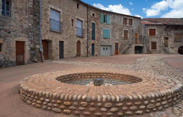 Poço medieval na cidade velha do mercado de Lachapelle — Fotografia de Stock