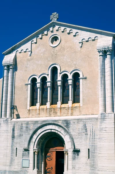 Die Fassade einer mittelalterlichen Kirche in villeneuve-de-berg — Stockfoto