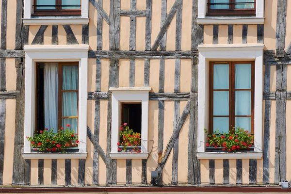 Ventanas en casa de entramado de madera — Foto de Stock