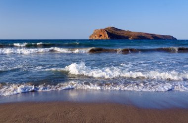 Sandy beach ve Theodore Adası