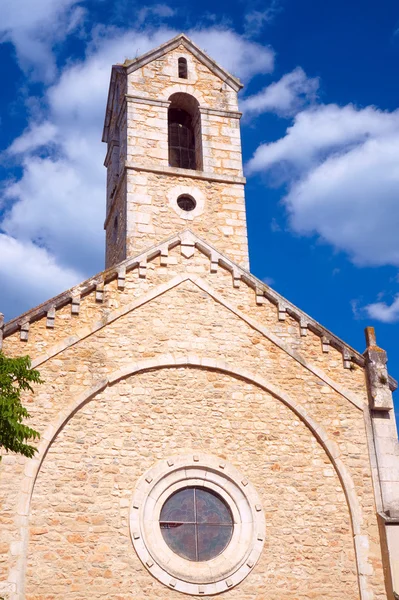 A torre sineira de pedra de uma igreja medieval — Fotografia de Stock