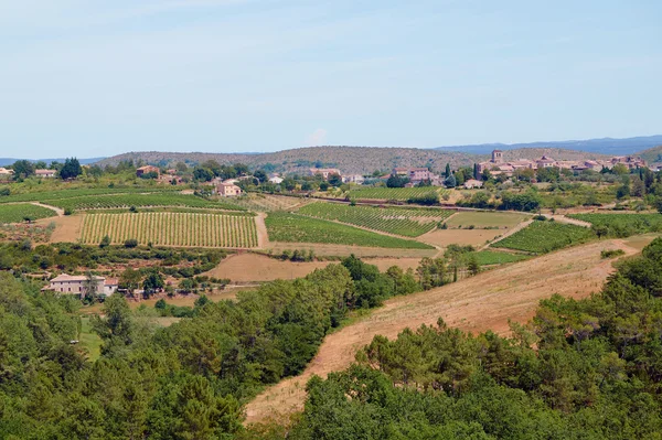 Kleine plaats (town) in de heuvels van wijngaarden — Stockfoto