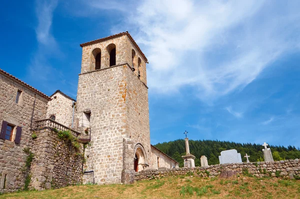 Iglesia medieval con campanario y cementerio — Foto de Stock