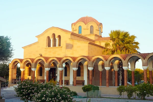 Kreuzgang und Fassade der orthodoxen Kirche — Stockfoto