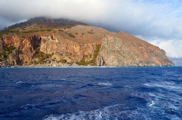 Bergssidan på havets kust på ön — Stockfoto