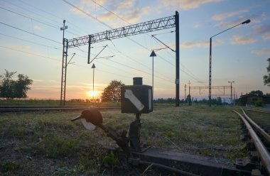 Direksiyon istasyonu ve parça elektrikli traksiyon ile