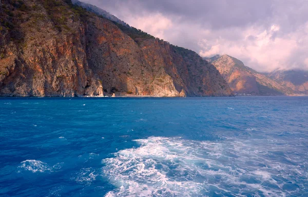 La ladera de la montaña en la costa marítima —  Fotos de Stock