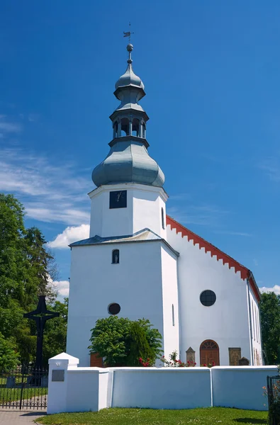 Landsbygdens kyrka med klockstapel — Stockfoto