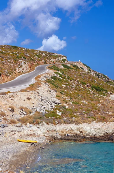 De weg naar de bergachtige kust — Stockfoto