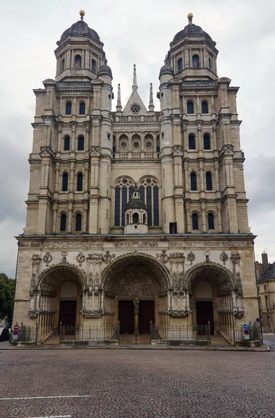 Detail van de gevel van de Romaanse kerk — Stockfoto