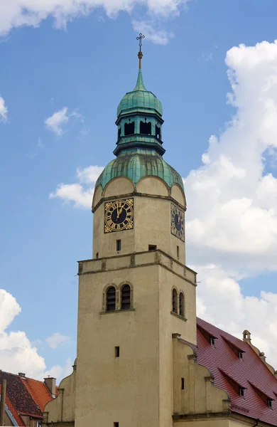 Часовая башня церкви эпохи неоренессанса — стоковое фото